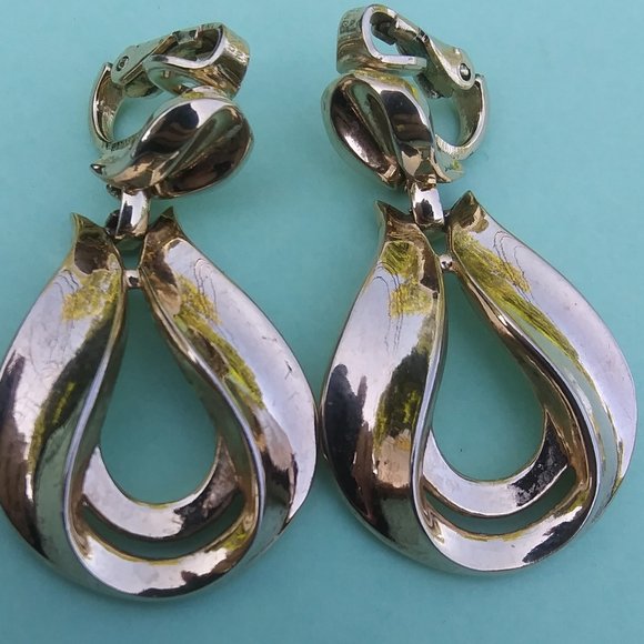 Vintage Crown Trifari gold tone clip dangle earrings - Picture 14 of 16